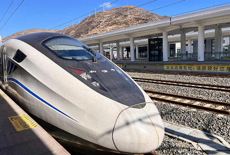 風動九寨溝８日～單段高鐵、黃龍、熊貓基地、峨嵋山金頂、聖象秀