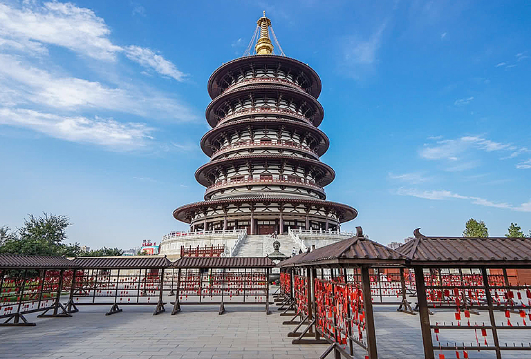 鄭州豪華８日－老君山金頂、天界山天河瀑布、龍門石窟、少林寺、洛陽賞牡丹花