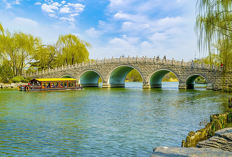 山東８日－小瑞士~青島、岱廟、明水古城、牟式莊園、網紅打卡點~海岱樓鐘書閣、升等一晚國際品牌五星酒店