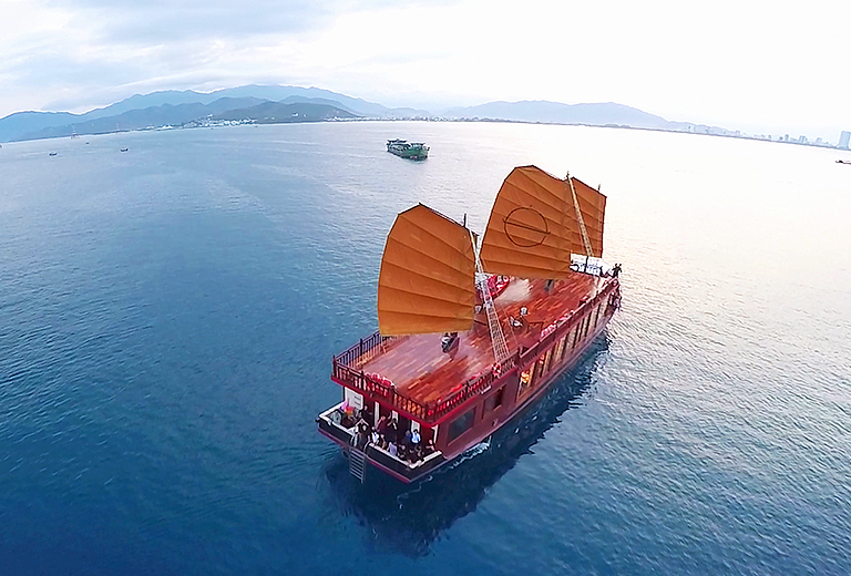 【芽莊尊爵五星】越南越尊爵~皇帝號遊船+海上竹桶船+珍珠樂園5日